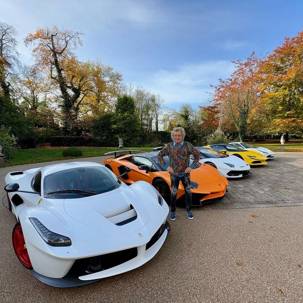 Rod Stewart posiert vor seinen geliebten Autos.
