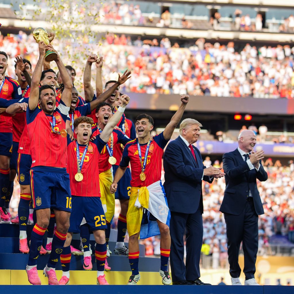 Rodri stemmt den WM-Pokal, Donald Trump und Gianni Infantino applaudieren nach Spaniens Finalsieg gegen Argentinien