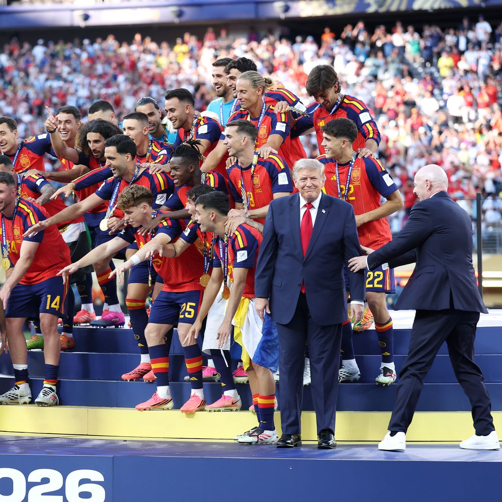 Rodri feiert mit Spanien den WM-Titel 2026, Gianni Infantino und Donald Trump stehen daneben