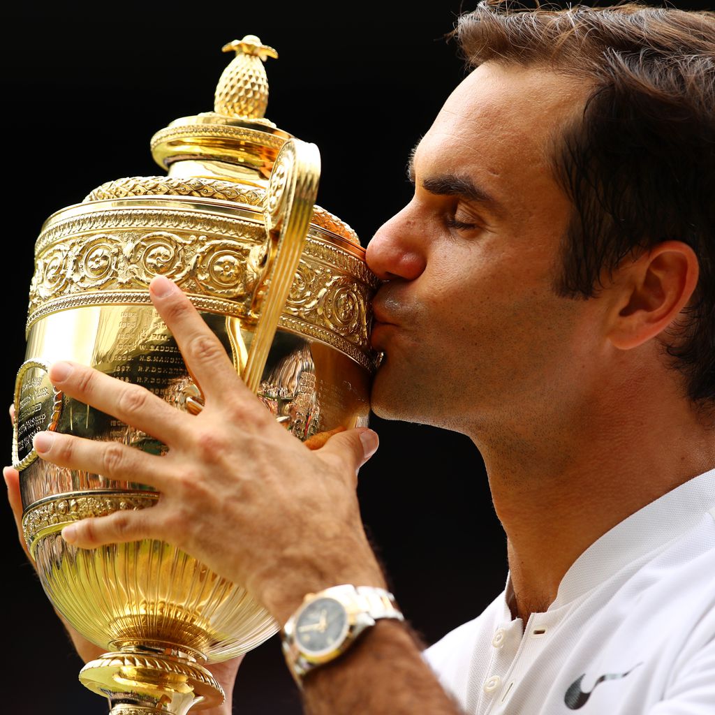 Roger Federer mit seinem Wimbledon-Pokal