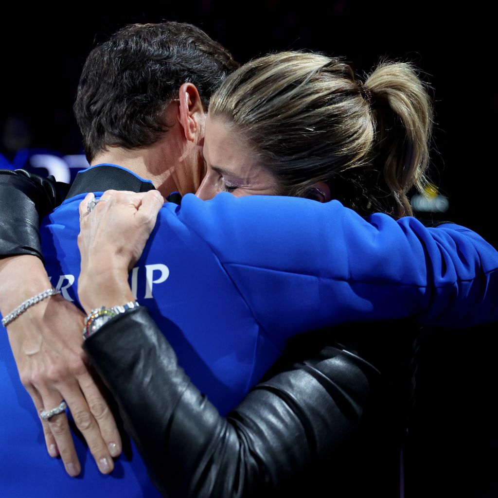 Roger Federer umarmt seine Frau Mirka