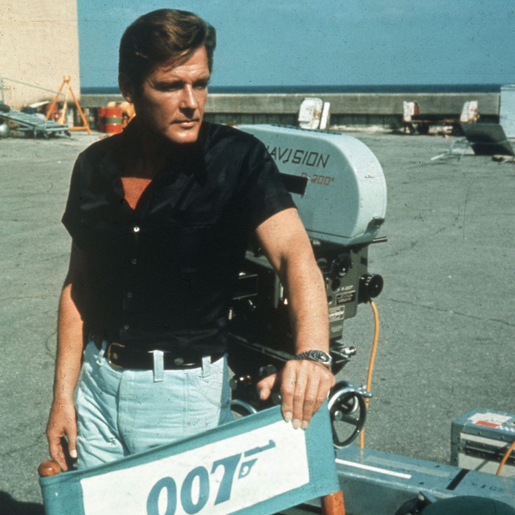 Roger Moore am Set von "James Bond 007 - Leben und sterben lassen"