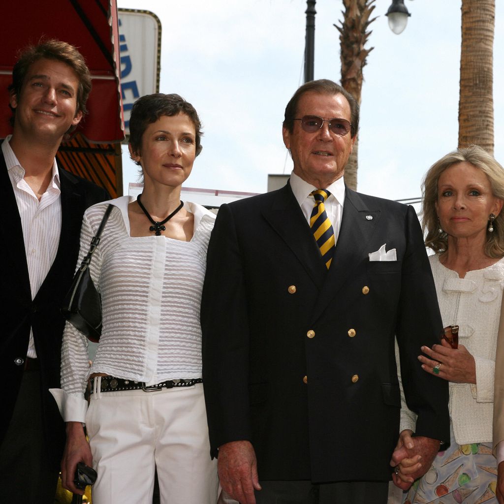 Roger Moore mit seiner Frau Kristina und seinen drei Kindern Geoffrey, Deborah und Christian