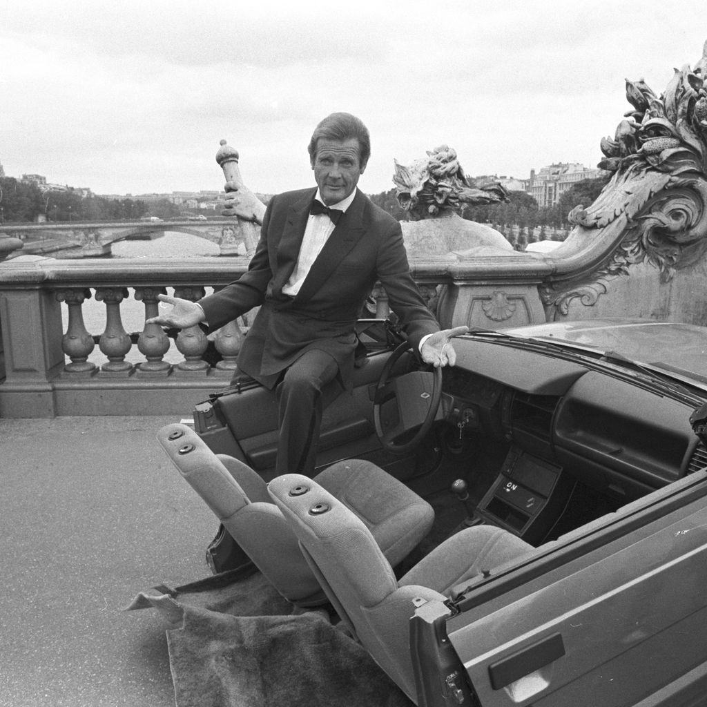 Roger Moore am Set von "James Bond 007 - Im Angesicht des Todes"