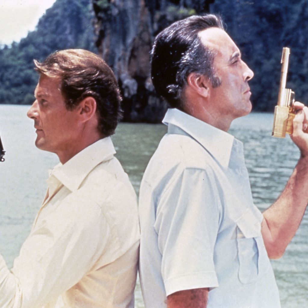 Roger Moore und Christopher Lee in "James Bond 007 – Der Mann mit dem goldenen Colt" von 1974