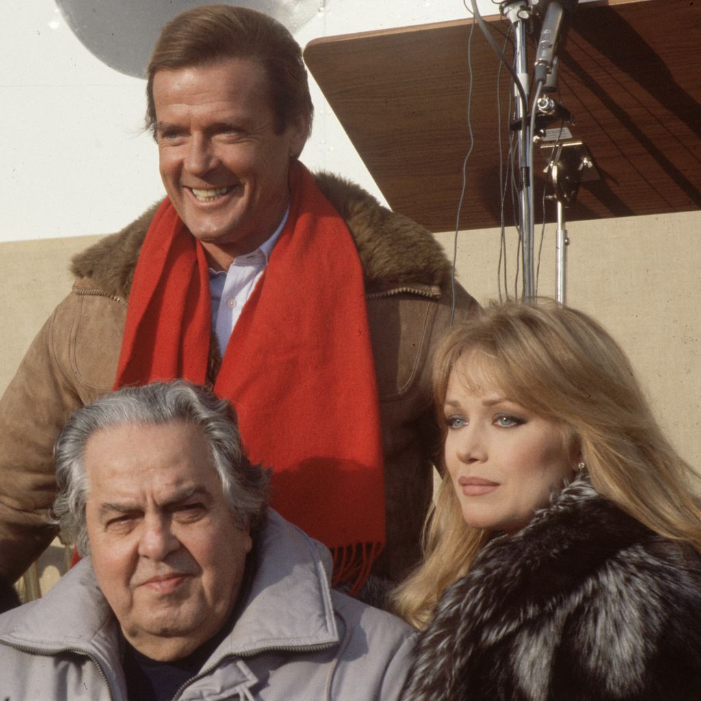 Fiona Fullerton, Albert Broccoli, Roger Moore und Tanya Roberts