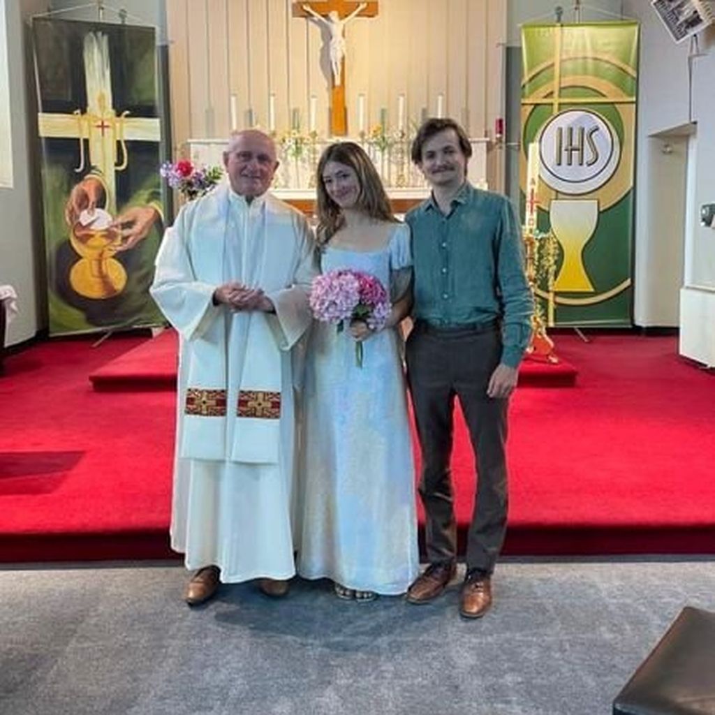 Róisín O’Mahony und Jack Gleeson mit ihrem Priester (l.)