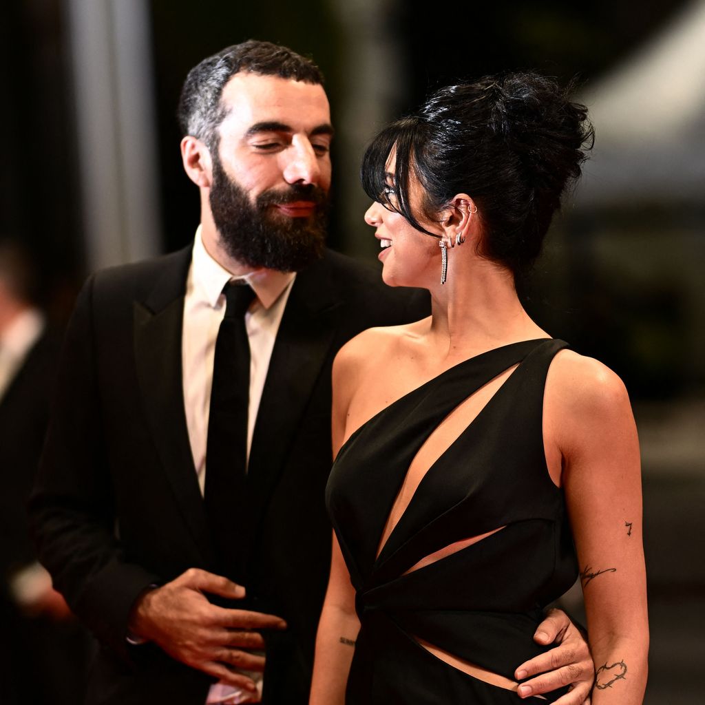 Romain Gavras mit Dua Lipa bei den Filmfestspielen von Cannes