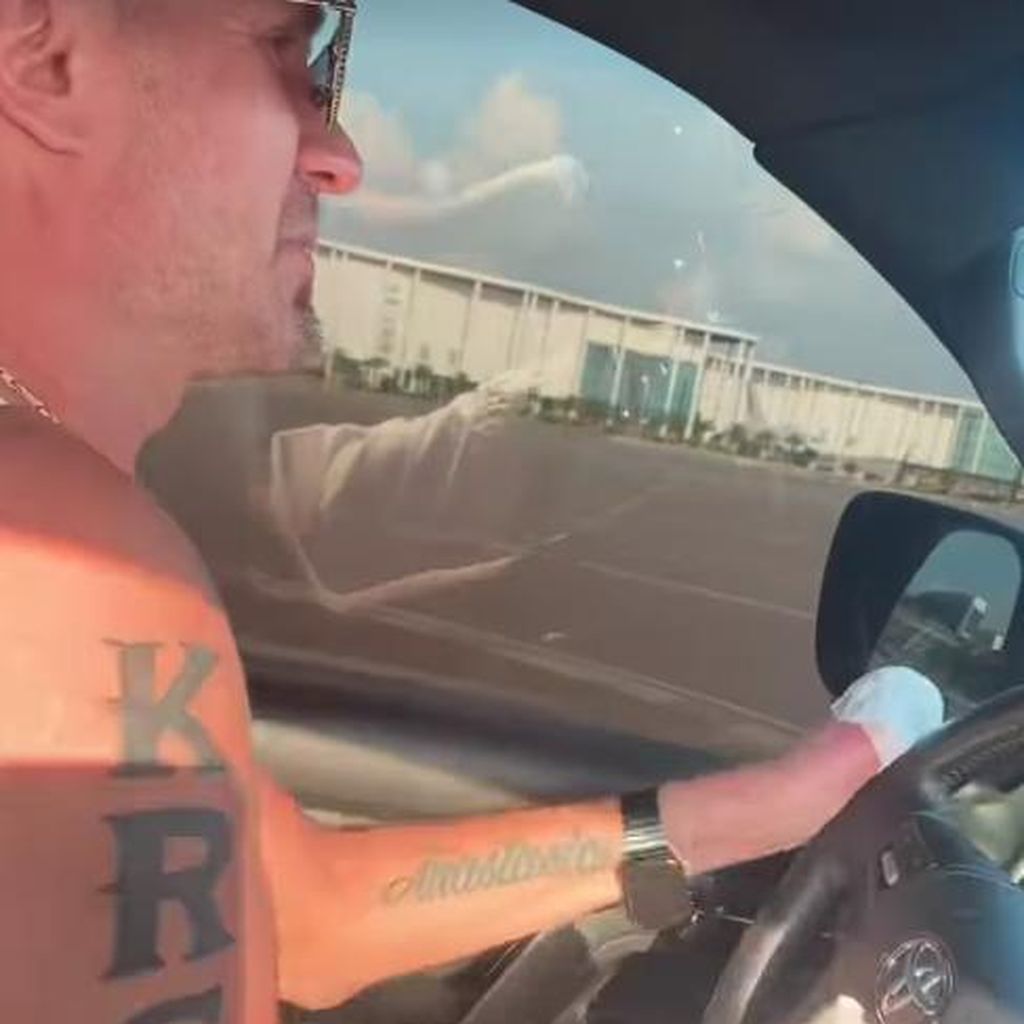 Roman Kostomarow fährt Auto