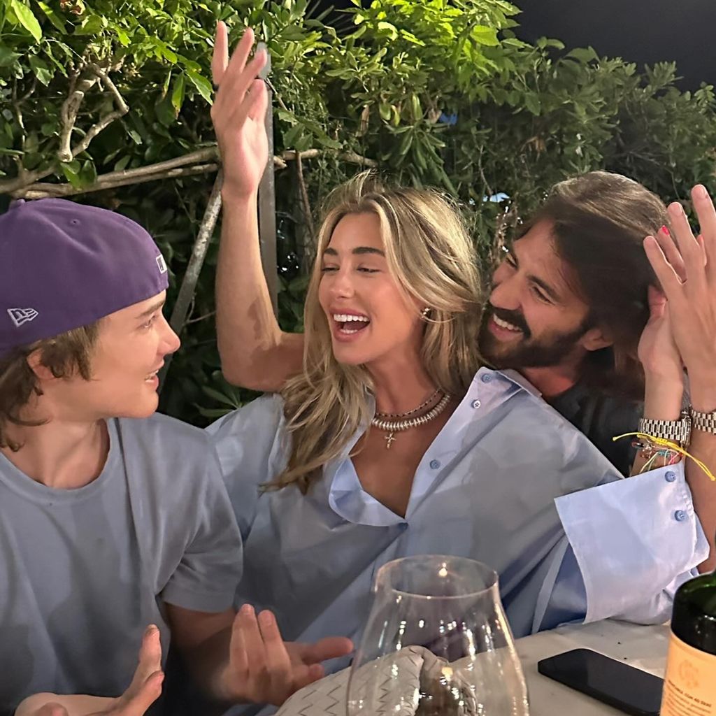 Roman Serfaty mit Jessica Serfaty und Leonardo Del Vecchio im Juni 2024