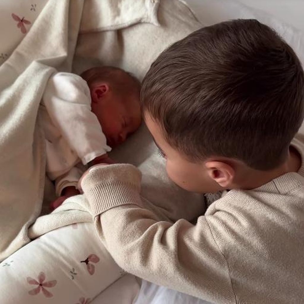 Rome Götze streichelt die Hand seiner Schwester Gioia