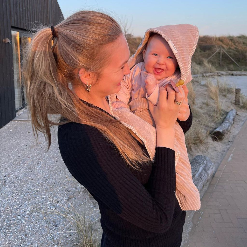 Romee Strijd mit ihrem Baby