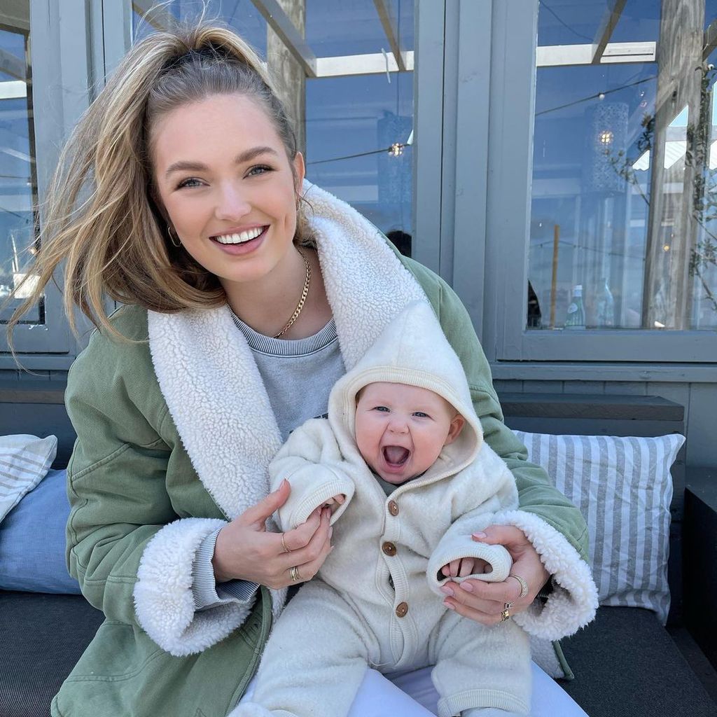 Romee Strijd mit ihrem Baby