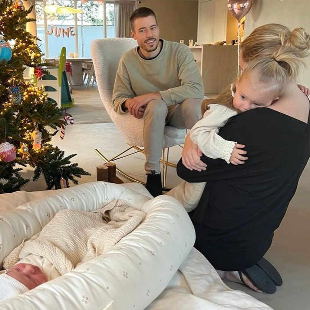 Romee Strijd, Laurens van Leeuwen und ihre Töchter June und Mint, 2022