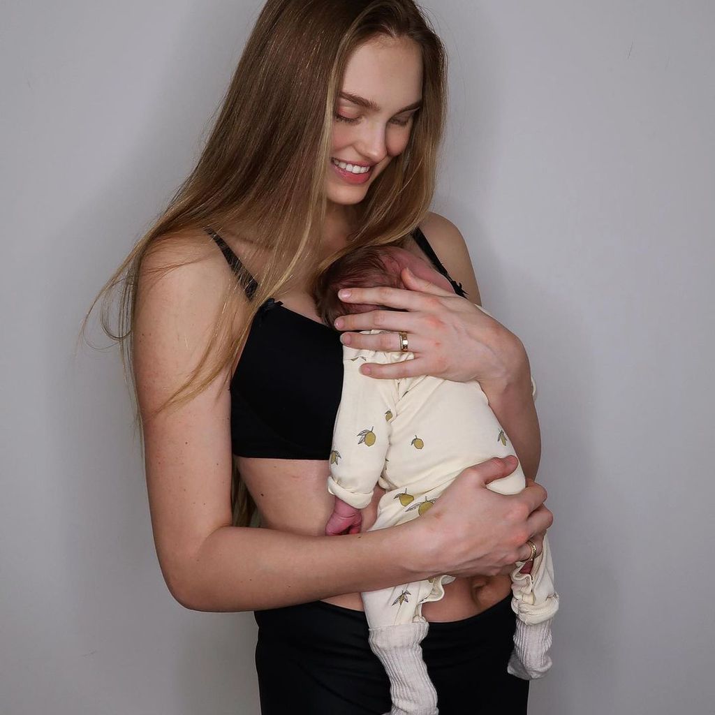 Romee Strijd mit ihrer Tochter