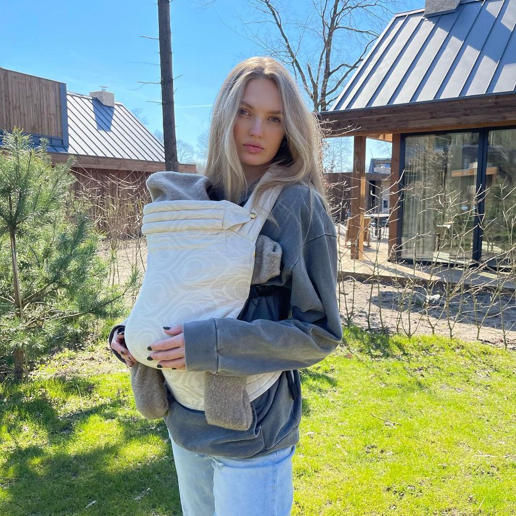 Romee Strijd mit ihrem Baby