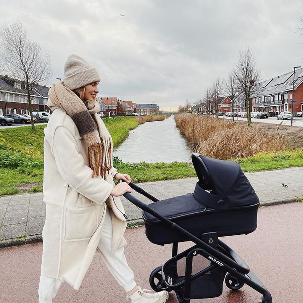 Romee Strijd mit ihrem Baby, Januar 2021