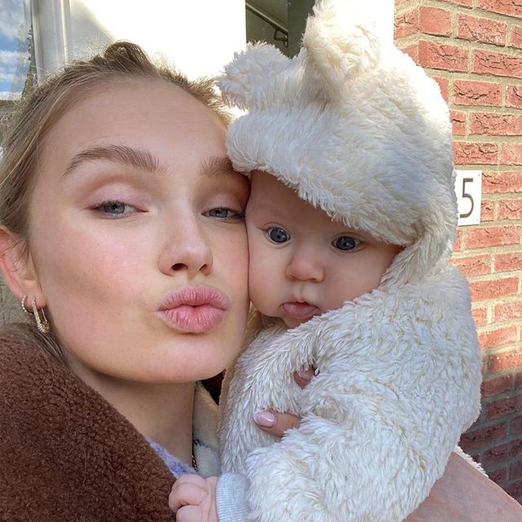Romee Strijd mit ihrer Tochter Mint