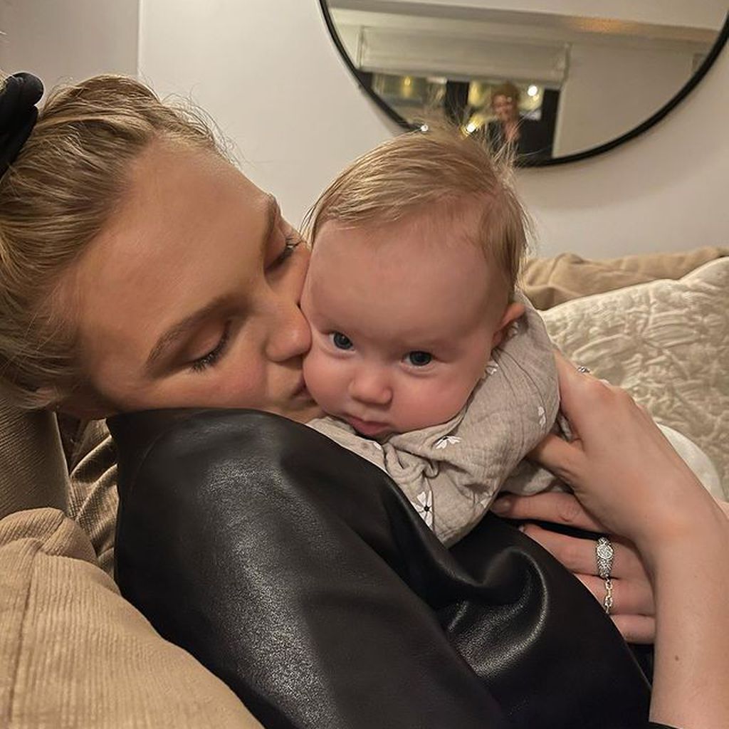 Romee Strijd mit ihrer Tochter Mint
