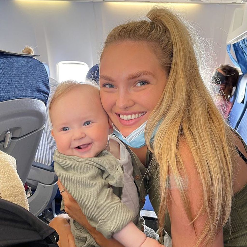 Romee Strijd mit ihrer Tochter