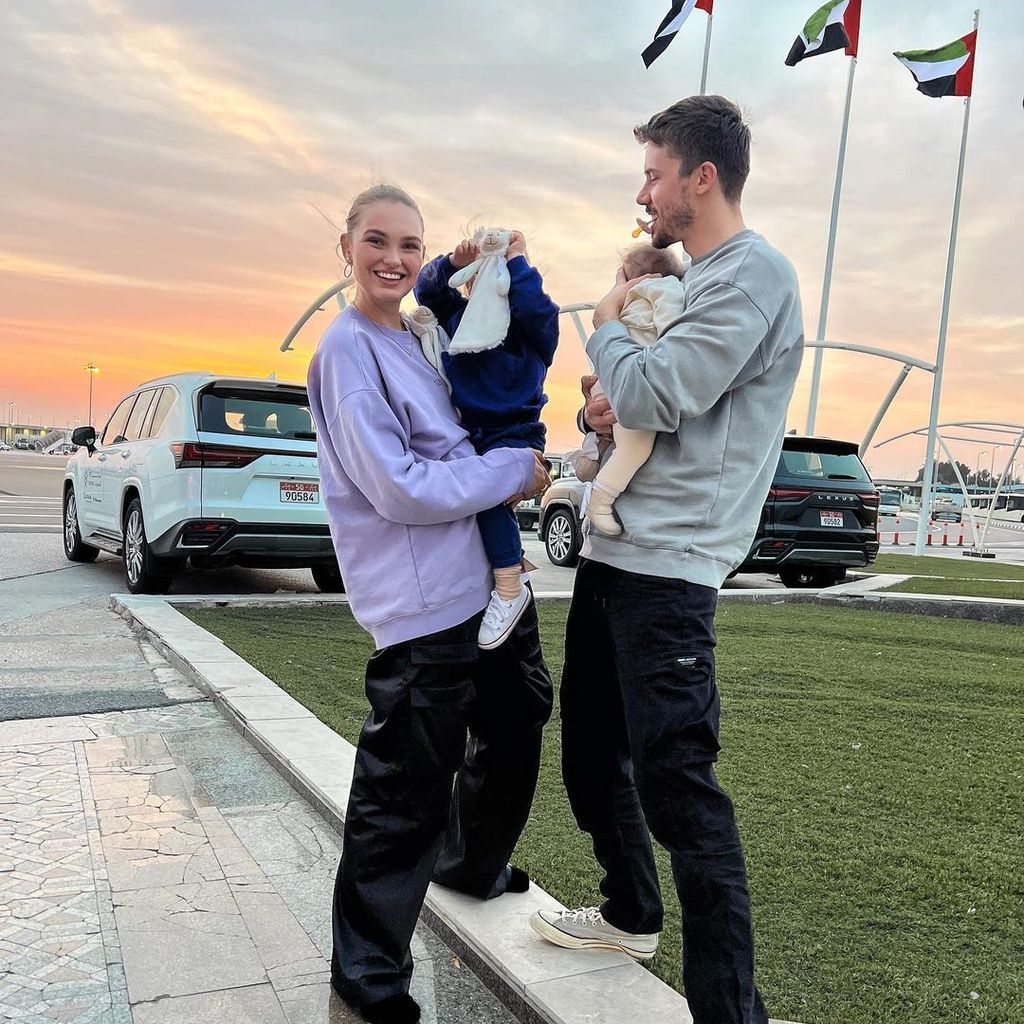 Romee Strijd und Laurens van Leeuwen mit ihren Töchtern Mint und June