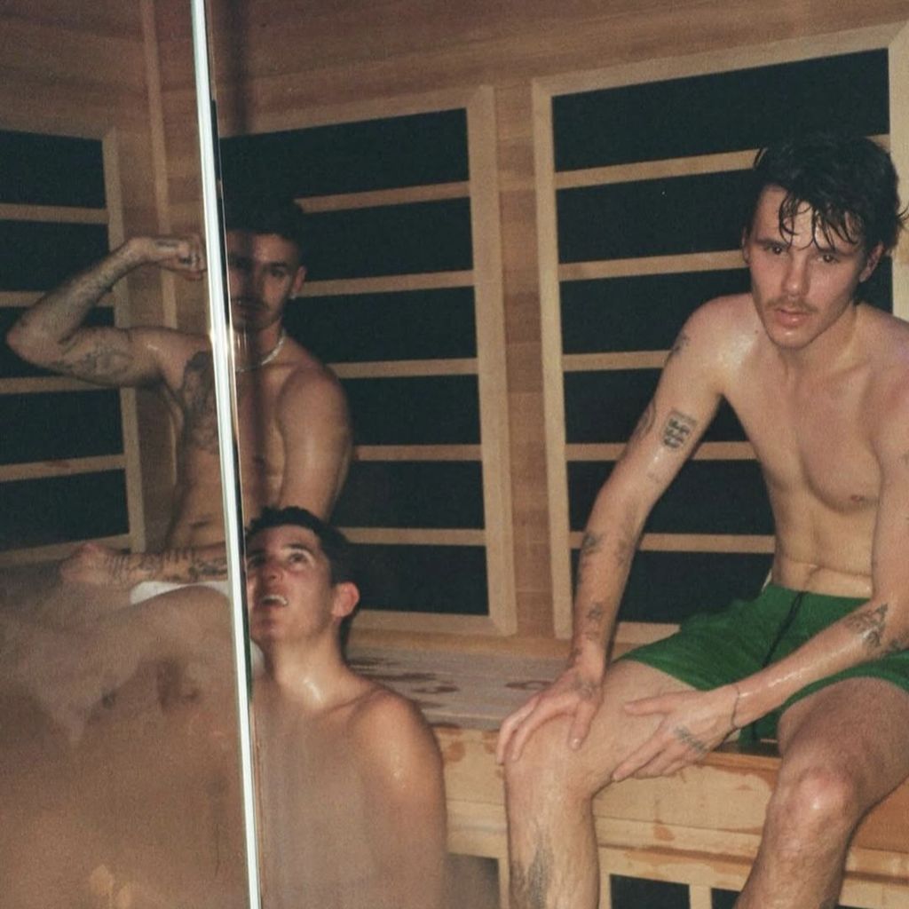 Romeo Beckham, Cruz Beckham und ein Freund in der Sauna