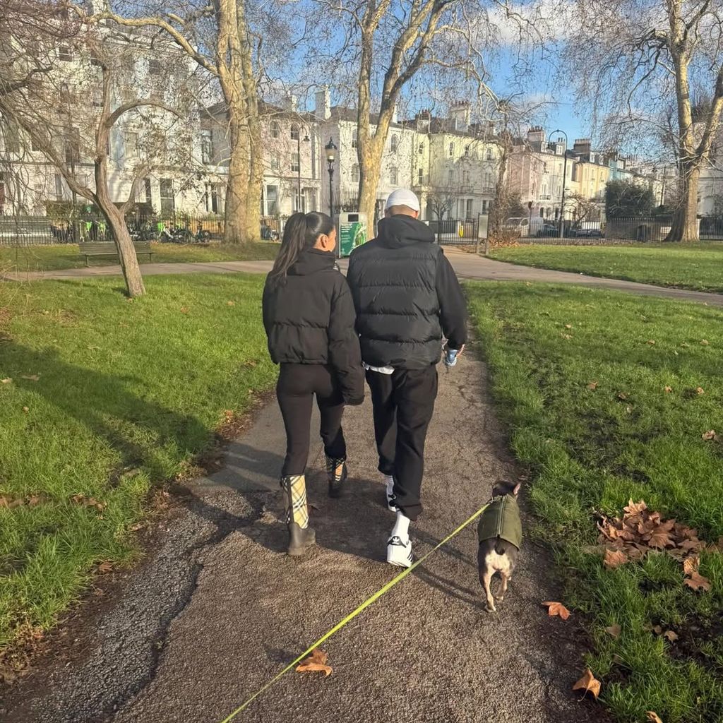 Romeo Beckham und Kim Turnbull beim Spaziergang