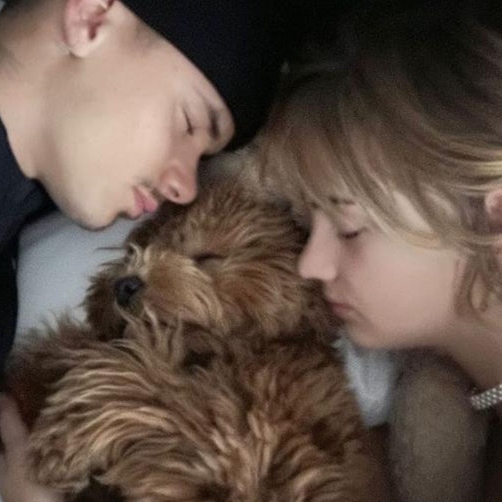 Romeo Beckham und Mia Regan mit ihrem Hund Simba