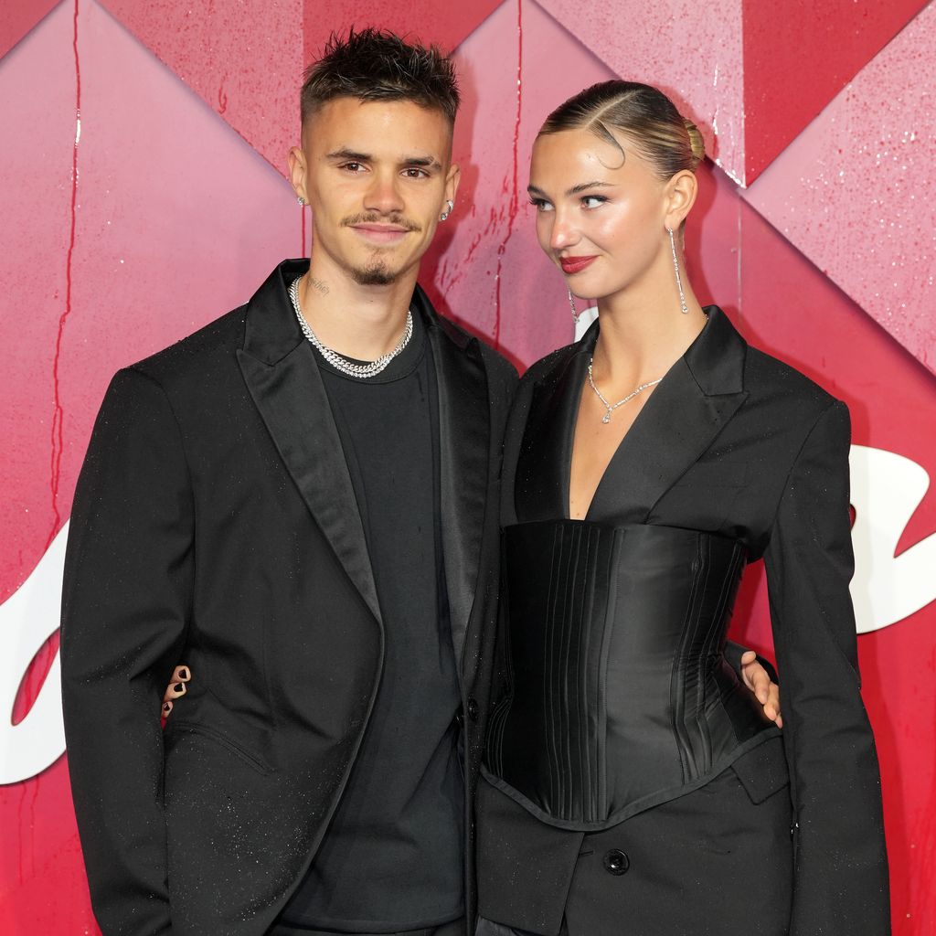 Romeo Beckham und Mia Regan im Dezember 2023