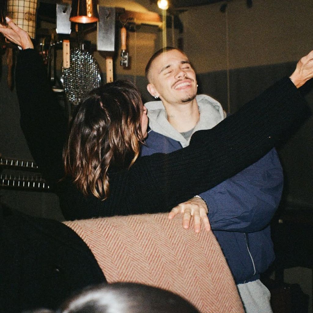 Romeo und Victoria Beckham albern herum