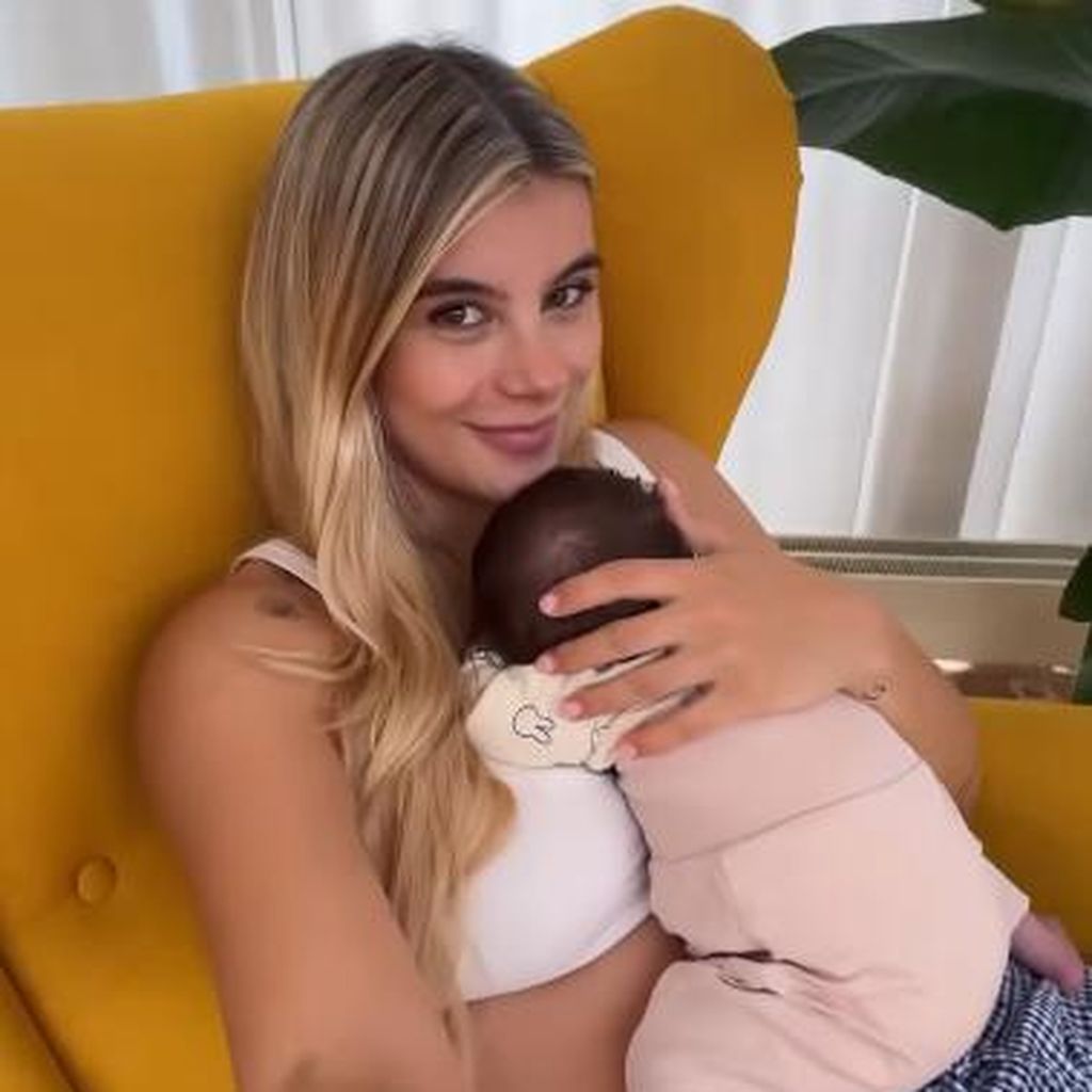 Romina Palm mit ihrer Tochter Hazel, 2025