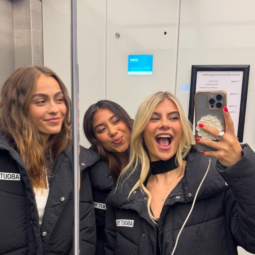 Romina Palm und ihre zwei Models, Juli 2025