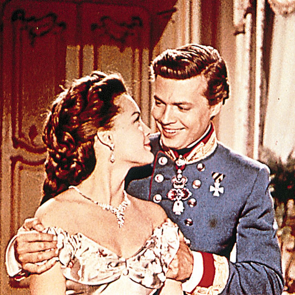 Romy Schneider und Karlheinz Böhm in einer Szene aus "Sissi" von 1955
