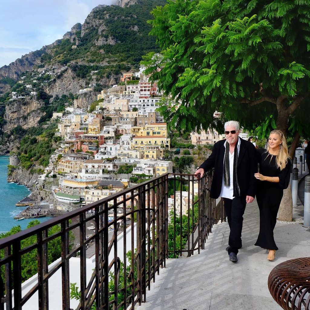 Ron Perlman und Allison Dunbar im Oktober 2021 in Italien