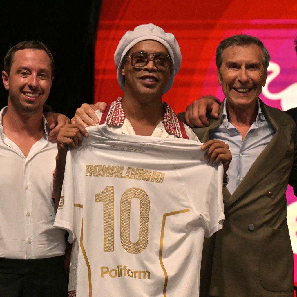 Ronaldinho präsentiert bei der Teamvorstellung von Ravenna FC gemeinsam mit Ignazio Cipriani das Trikot mit der Nummer 10