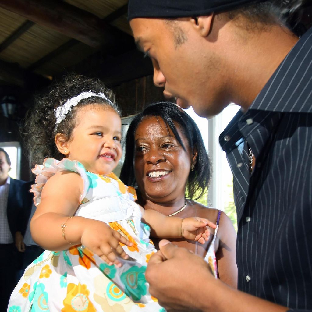 Ronaldinho, seine Nichte Roberta und seine Mutter Dona Miguelina im Dezember 2006
