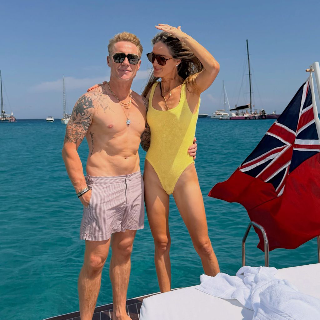 Ronan Keating mit Ehefrau Storm Keating posieren auf einem Boot