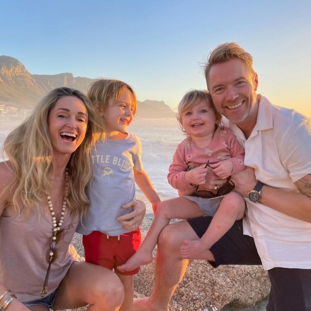 Ronan Keating (r.) mit seiner Frau Storm und ihren Kindern