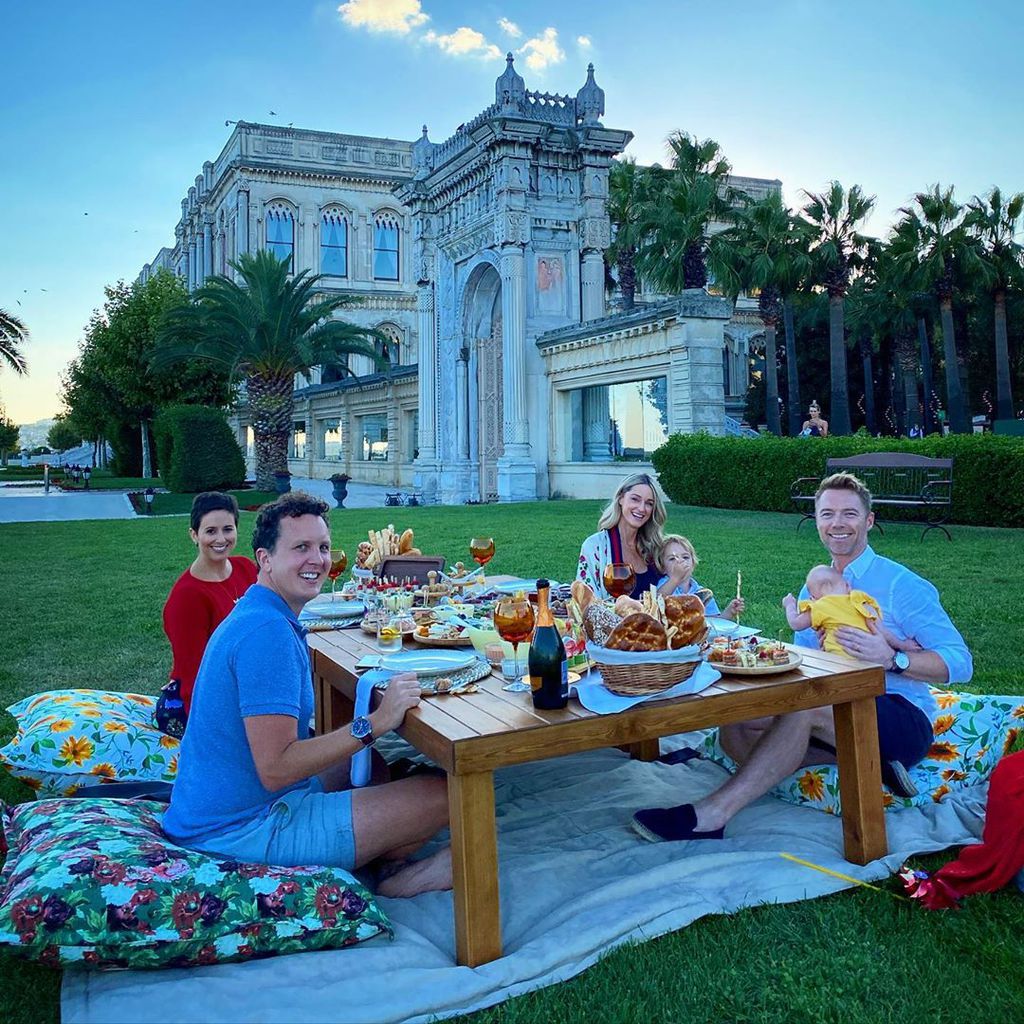 Ronan und Storm Keating mit ihren Kindern und Freunden an ihrem Hochzeitstag im Jahr 2020
