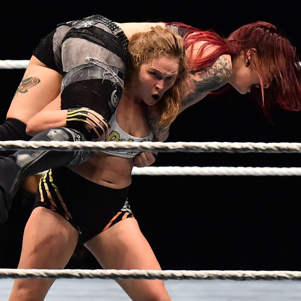 Ronda Rousey im Duell mit Mickie James bei WWE Live im Palalottomatica, Rom, 10. November 2018