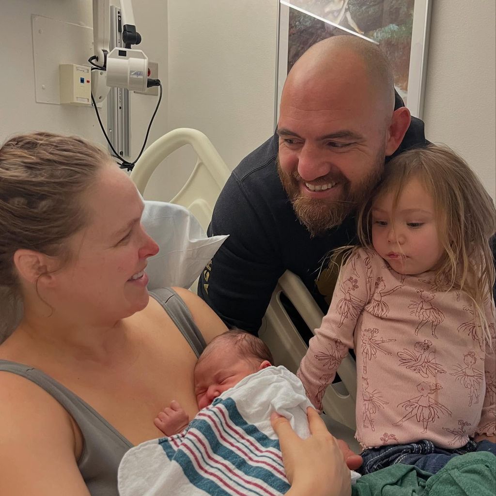 Ronda Rousey und Travis Browne mit ihren Töchtern, Januar 2025