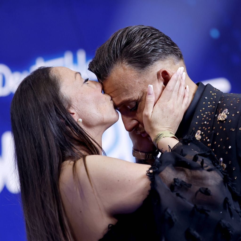 Menowin Fröhlich feiert den DSDS-Sieg mit einem Kuss von Ronja Lehmann in den MMC-Studios Köln