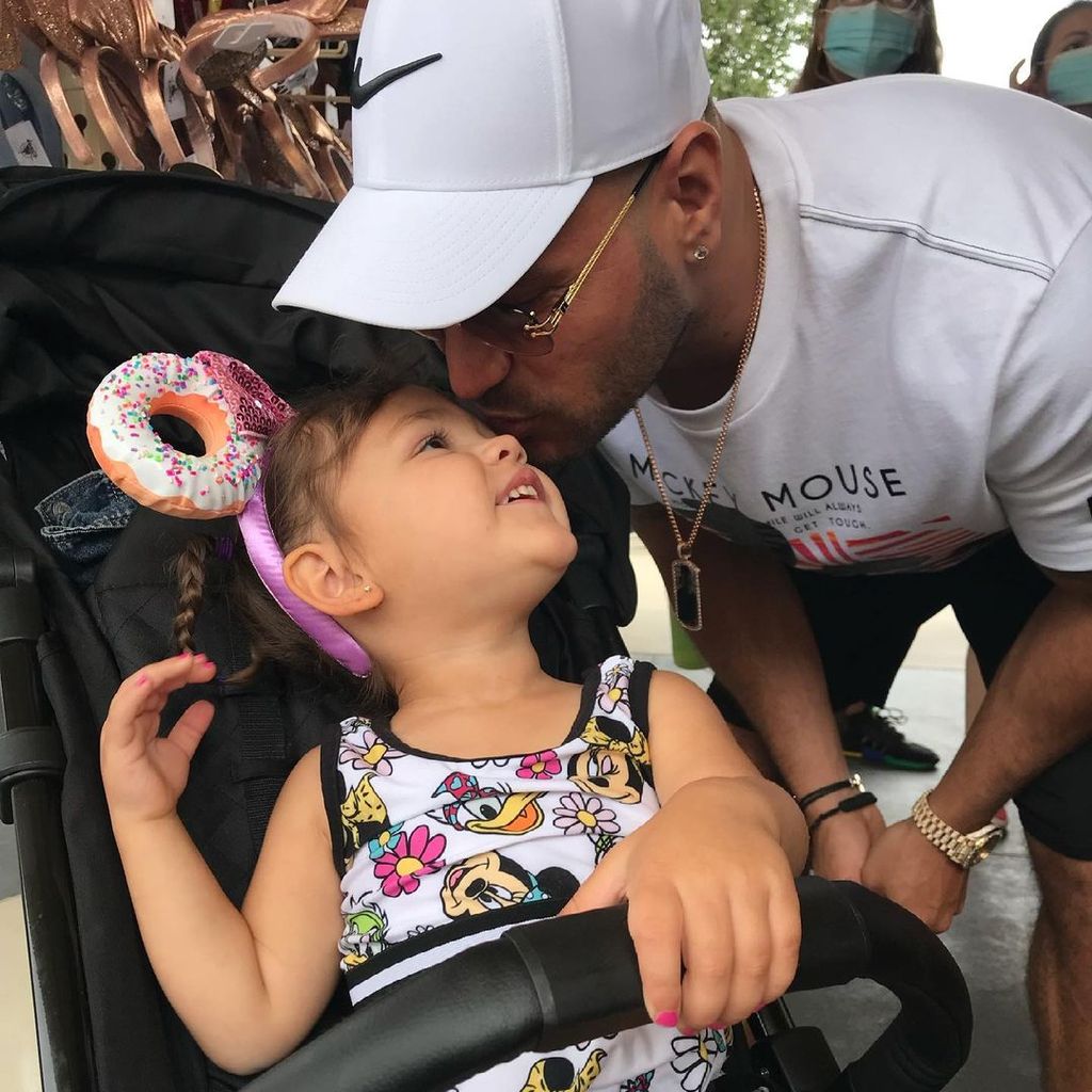 Ronnie Ortiz-Magro mit seiner Tochter im Disneyland