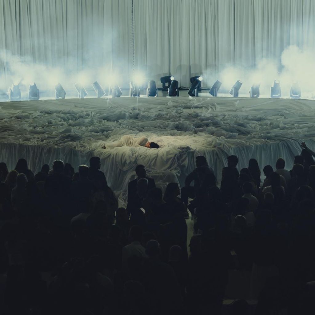 Rosalía auf der Bühne, während sie "Reliquia" performt