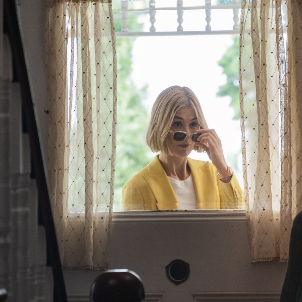 Rosamund Pike als Martha und Dianne Wiest als Jennifer in "I Care A Lot"