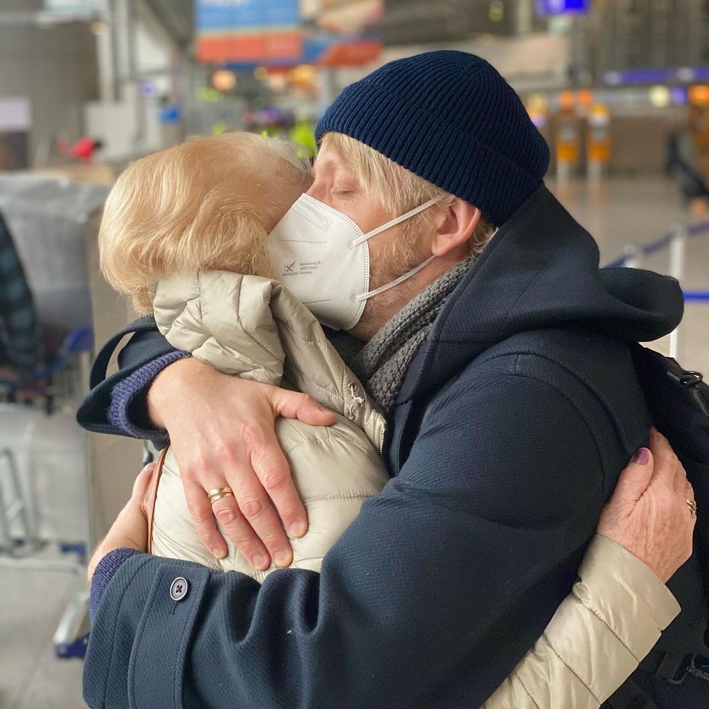Ross Antony mit seiner Mutter am Flughafen, Januar 2021