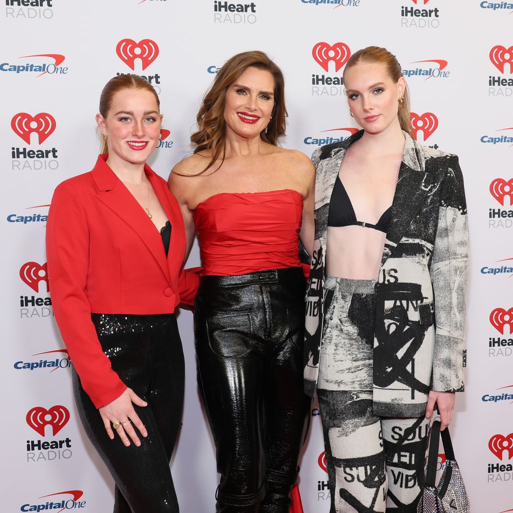 Brooke Shields (m.) mit ihren Töchtern Rowan und Grier Henchy