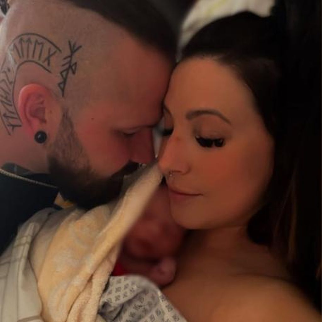 Roxy Zinger und ihr Partner Andreas mit ihrem Baby, April 2025