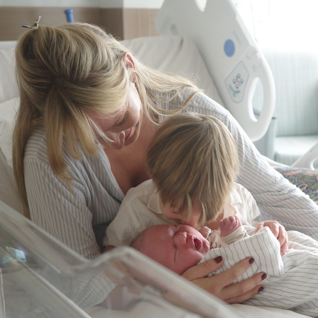 Ruby Stewart mit ihren Söhnen Otis und Levi, August 2026