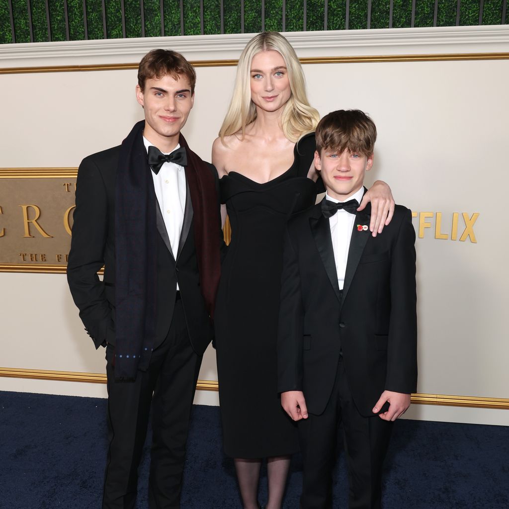 Rufus Kampa, Elizabeth Debicki und Fflyn Edwards bei der "The Crown"-Premiere